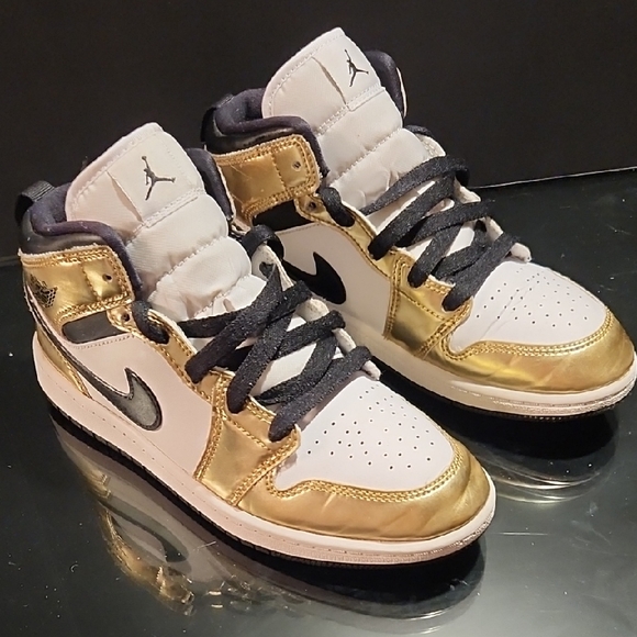 air jordan 1 mid white metallic gold